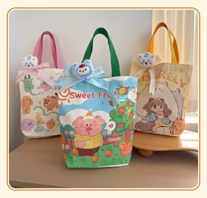 Bolso de mano de lona de dibujos animados con peluche, bolsa práctica para regalos y uso diario.