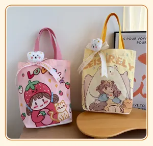 Lindo bolso de lona de dibujos animados con bonitos gráficos y colgante de oso de peluche.
