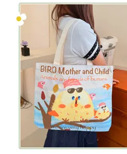 Detailaufnahme der lässigen Segeltuchtasche mit niedlichem Cartoon-Vogel-Druck.