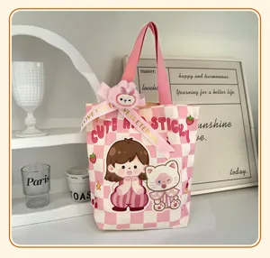 Lindo bolso de lona a cuadros rosas con parche de niña de dibujos animados y colgante.