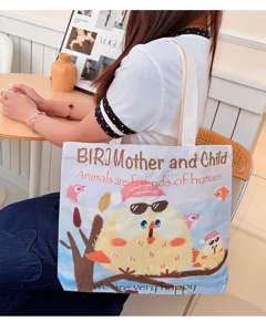 Detailaufnahme einer niedlichen Canvas-Umhängetasche mit Vogelmuster im gemütlichen Café.