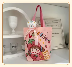 Bolsa de lona de dibujos animados con estampado de fresas y colgante de osito de peluche.