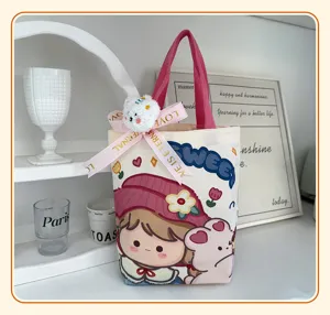 Bonita bolsa de lona para niños con estampado de dibujos animados y asas rosas muy mona.