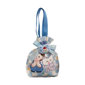 Bolsa de lona a cuadros azules y blancos con bonitos estampados de dibujos animados y colgante.