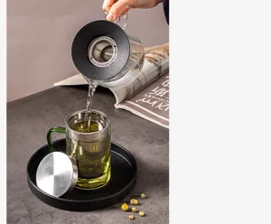Tasse à thé en verre résistant à la chaleur avec filtre en acier inoxydable et poignée.