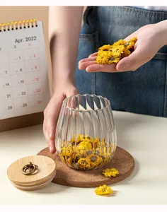Glas Vorratsdose mit Bambusdeckel, geripptes Design für Tee, Kaffee und getrocknete Blumen.