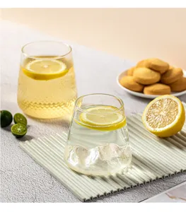 Vue détaillée du verre transparent de style japonais mont Fuji pour boissons fraîches.