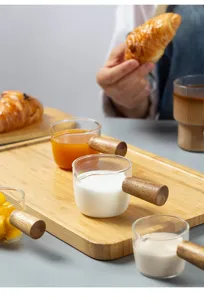 Glas Milchkännchen mit Holzgriff Detailaufnahme, Mini Soßentasse für Kaffee oder Restaurant.