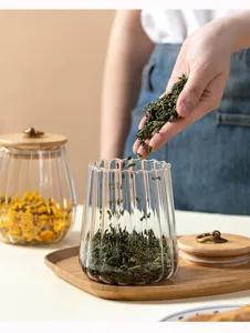 Detailaufnahme des gerippten Glasbehälters mit Holzdeckel in einer schönen Wohnszene.