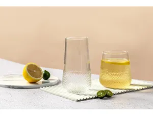 Gros plan détaillé du verre à motif cannelé japonais, texture fine et transparence élégante.