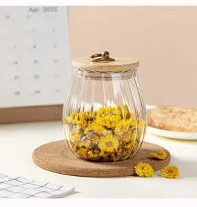 Japanischer Glas-Teedose mit Holzdeckel und Metallgriff zur Aufbewahrung von Blumen.