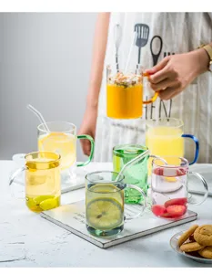Tazza in vetro trasparente colorata in stile giapponese con manico, bicchiere d'acqua.
