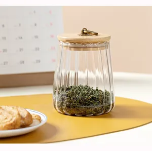 Japanischer gerippter Glasaufbewahrungsbehälter mit Holzdeckel für Tee und Snacks.