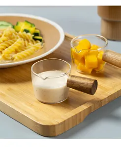 Mini-Milchkanne aus Glas mit Holzgriff, ideal zum Eingießen von Kaffee, Sahne und Soßen.