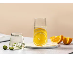 Détail de la tasse en verre Fuji de style japonais pour jus et boissons fraîches.