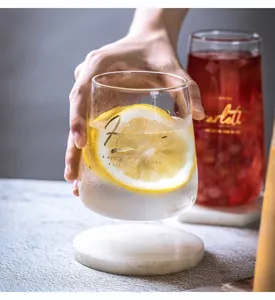 Klares Glas mit goldenen Buchstaben, ideal für Frühstücksmilch, Saft oder Getränke.