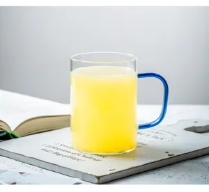 Primo piano dettagliato della tazza in vetro trasparente giapponese con manico blu.