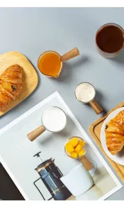Japanischer Mini-Milchkrug aus Glas mit Holzgriff, ideal für Kaffee und leckere Saucen.