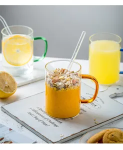 Tazza in vetro resistente al calore con manico colorato, dettaglio semplice per uso quotidiano.