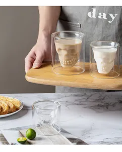 Vista dettagliata della tazza da caffè in vetro a doppia parete con teschio creativo retrò.