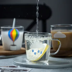Tasse en verre transparente créative avec motifs de nuages mignons pour le jus et le café.