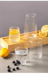 Transparante geribbelde glazen beker set, minimalistisch ontwerp, hittebestendige details.