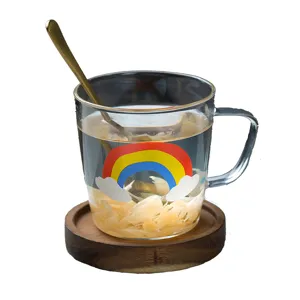 Jolie tasse en verre arc-en-ciel créative avec sous-verre, mug café jus de lait.