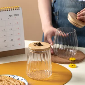 Japanischer Glas Vorratsbehälter mit Holzdeckel und Metallring für Tee und Snacks, klarer Stil.