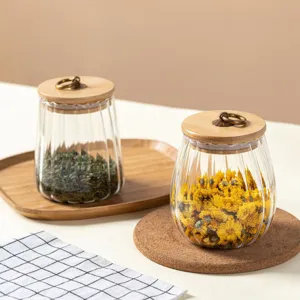 Nordisches geripptes Glas Vorratsglas mit Holzdeckel für Tee und Snacks in der Küche.
