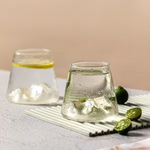 Tasse a eau en verre style Fuji japonais pour cafe lait jus et boissons froides design elegant.