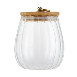 Klares Glas Vorratsglas mit Holzdeckel und Metallgriff zur Aufbewahrung von Lebensmitteln.