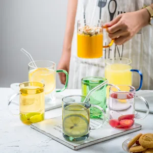 Tazza d'acqua in vetro trasparente colorato in stile giapponese resistente al calore manico