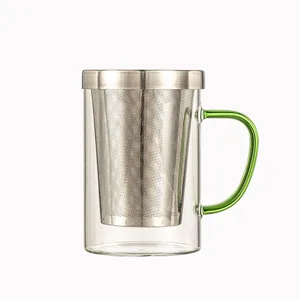 Tasse a thé en verre double paroi avec infuseur en acier inoxydable et poignée verte pratique.