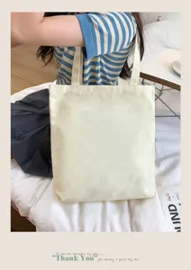 Eenvoudige canvas shopper met grote capaciteit, casual ontwerp voor dagelijks gebruik.