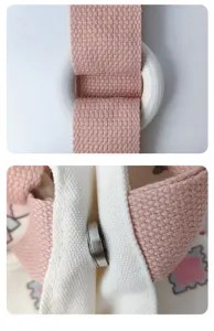 Dettaglio della borsa in tela con fettuccia rosa, anello in legno e chiusura magnetica sicura.