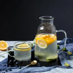 Ensemble pichet d'eau et tasse en verre résistant à la chaleur pour jus et thé.