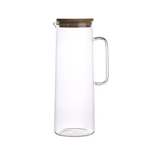 Pichet à eau en verre transparent de style nordique avec couvercle en bambou résistant.