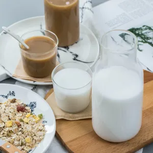 Ensemble de tasses en verre résistant à la chaleur et petit pichet pour lait et jus.