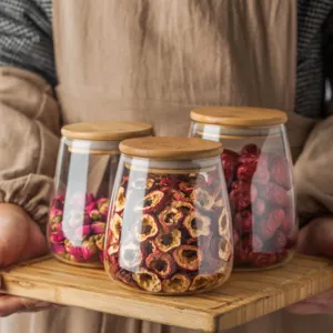 Barattoli di conservazione in vetro trasparente con coperchio in legno per cucina e tè.