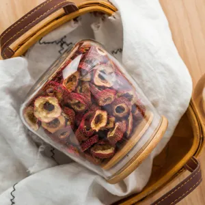 Barattolo in vetro trasparente giapponese con coperchio in legno per conservare gli alimenti.