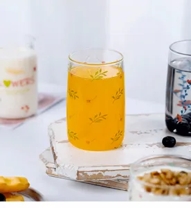 Ins Stil Glasbecher mit frischem Blattmuster für Milch, Saft, Joghurt und Frühstücksgetränke.