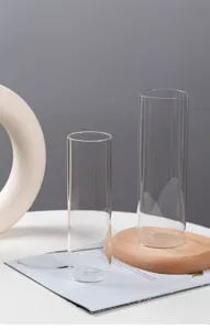 Klares Glas gerader Zylinderbecher Detailansicht, minimalistisches Longdrinkglas für den Tisch.