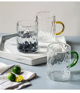 Tazza da caffè e tè in vetro trasparente martellato con dettaglio manico colorato