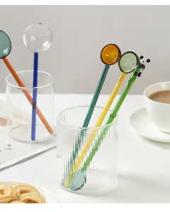 Kleurrijke hittebestendige glazen lepel met lange steel voor koffie en heerlijke desserts.