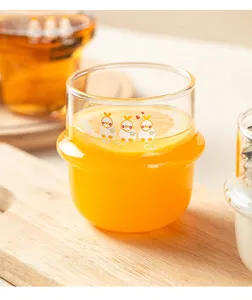 Transparant glazen kopje met schattige eendendruk, ideaal voor koffie en koude dranken.