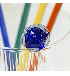 Close-up van het blauwe glazen rooslepelhoofd, fijn glaswerk voor koffie en dessert roeren.