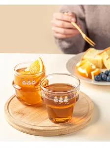 Transparant glas met schattige pinguïnprint, conisch ontwerp voor ijskoffie en drankjes.
