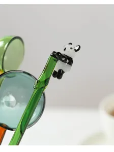 Glazen lepel detailweergave, panda ontwerp op groene handgreep, hittebestendig glas.
