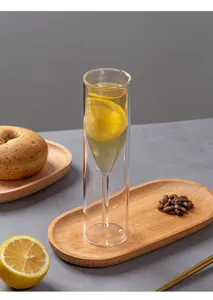 Dettaglio del bicchiere in vetro a doppia parete, bellissimo calice da champagne trasparente.