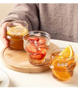Gedetailleerd overzicht van schattig kegelvormig glas gevuld met fruit en koele drankjes.